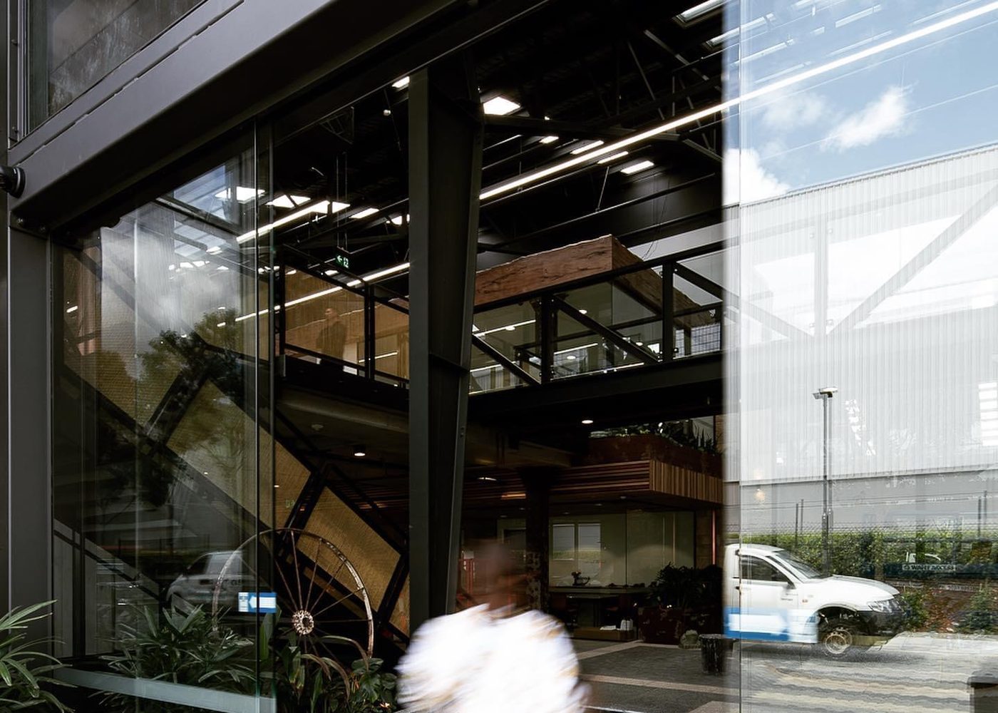 Automatic Door Operators Maputo: MC-125 and MCW-100 Automatic door operators Maputo retail entrance, high cycle and salt exposed