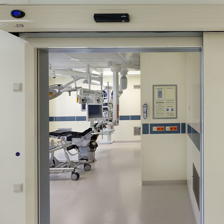 Automatic hermetic door installed at the entrance to a radiography room