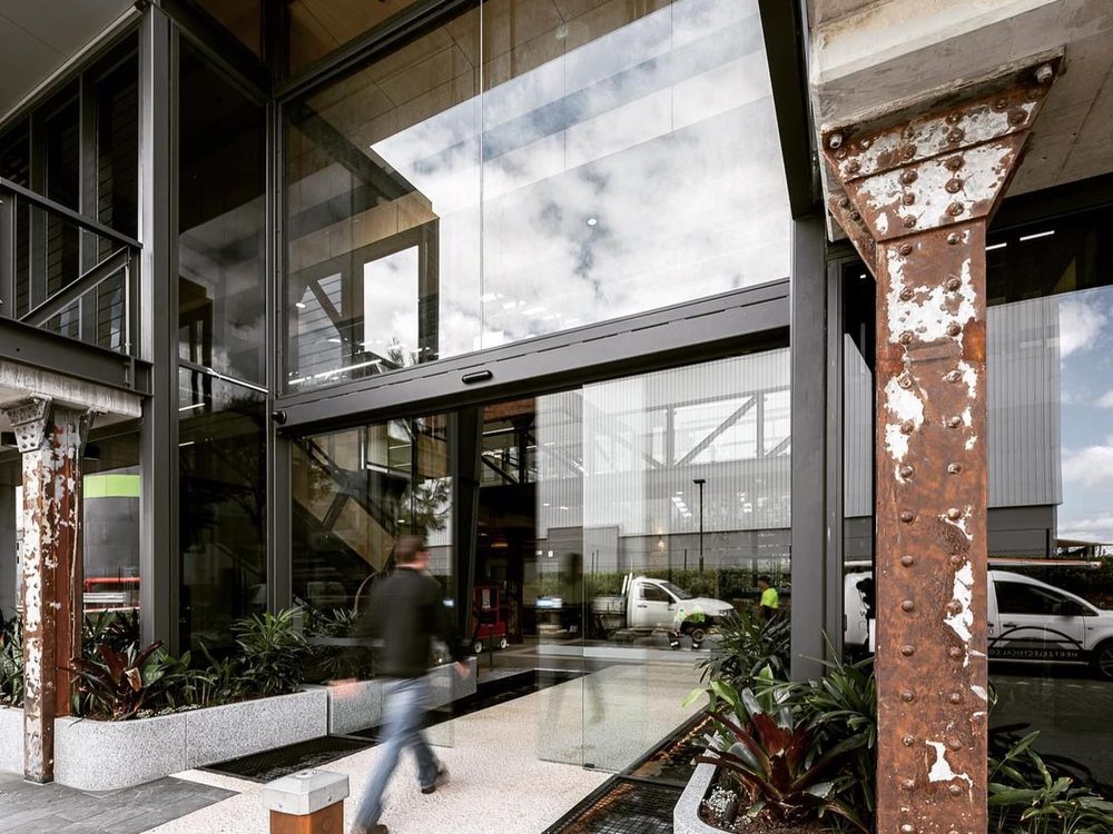 Service & Modernisation Commercial entrance after an operator upgrade