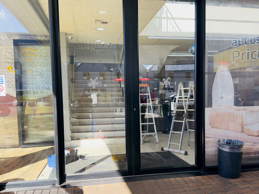Automatic Door Operators Lagos: MC-125 and MCW-100 Automatic door operators Lagos projects in commercial and industrial buildings