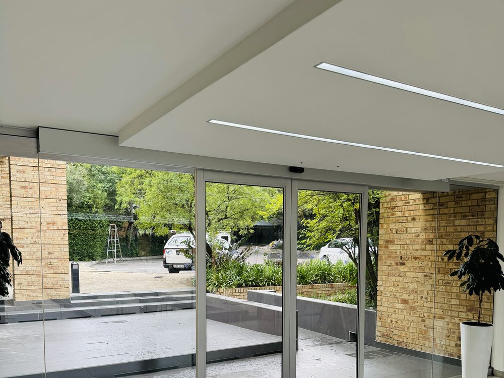 Wide glazed entrance with a generous clear opening