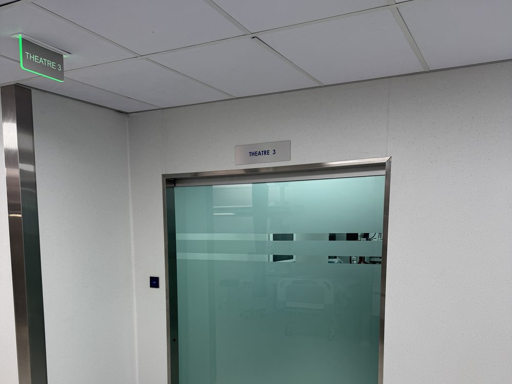 Wide clinical corridor entrance of the type telescopic sliding doors suit