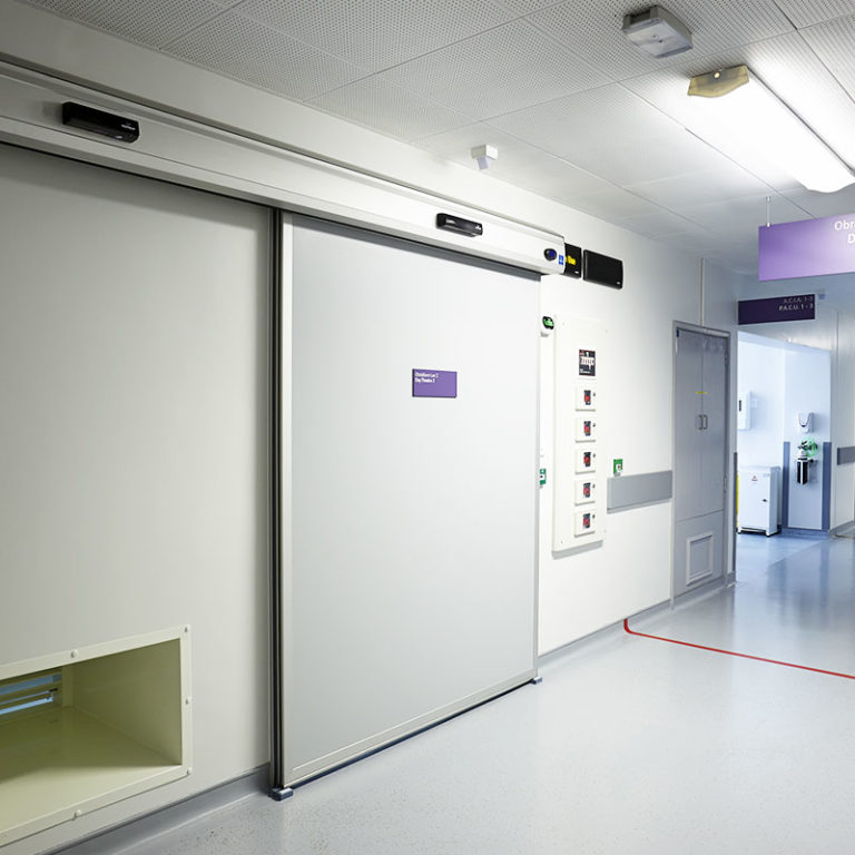 Lead-lined X-ray shielded automatic hermetic door in a medical imaging suite